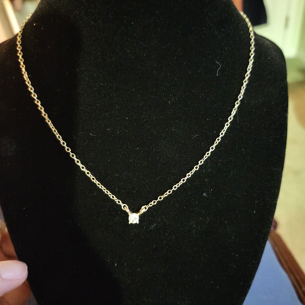 Chic Gold Necklace with Sparkling Pendant